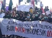 Aliansi Mahasiswa Tolak RUU KPK Dan RKUHP Gelar Demo di DPRD Tulungagung