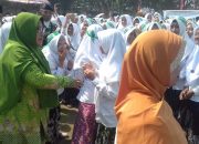 Bupati & Ketua Muslimat NU Diserbu Santriwati