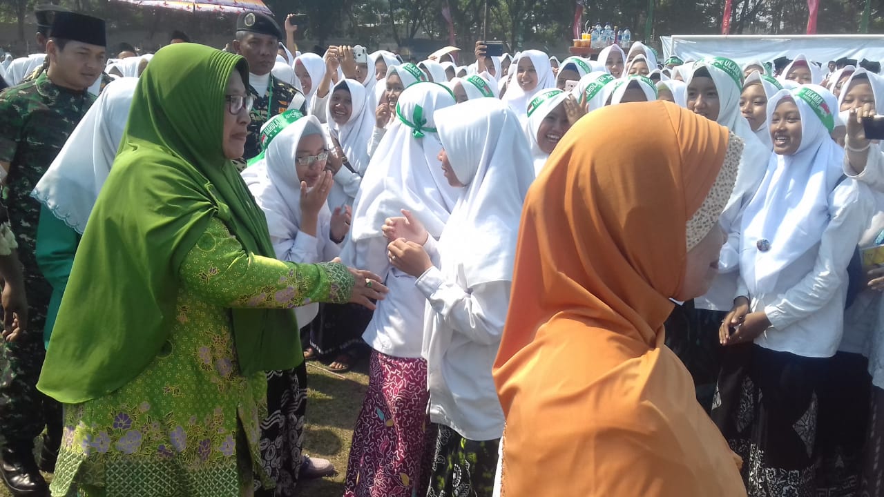 Bupati & Ketua Muslimat NU Diserbu Santriwati – cntvnews