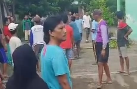 Kerumunan warga saat penangkapan