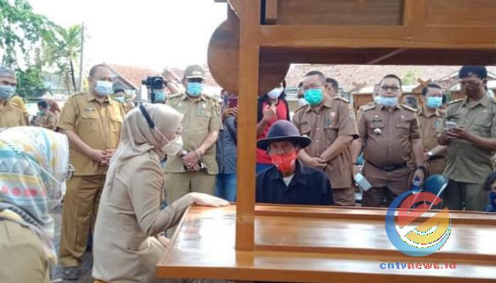 Pulihkan Ekonomi Saat Pandemi, Bupati Purwakarta Bagikan Puluhan Gerobak Angkringan