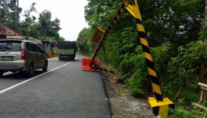 Baru 3 Pekan, Portal Batas Ketinggian Jembatan Plengkung Bendorejo Trenggalek Roboh