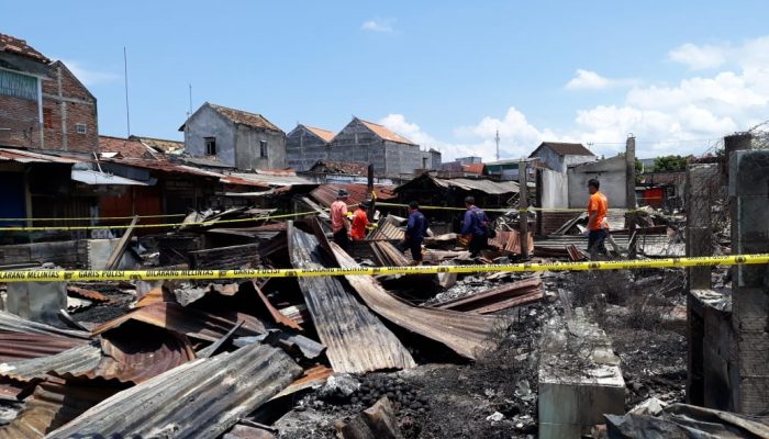 Tim Labfor Polda Jatim Lakukan Olah TKP Kebakaran Pasar Campurdarat, Bawa Dua Kantong Plastik