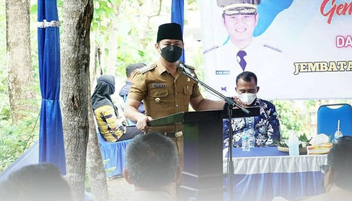 Bupati Nur Arifin Resmikan Jembatan Kucur Dongko, Ajak Pemerintah Desa Berpartisipasi Aktif Dalam Program Adipura Desa