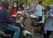 Pedagang Pinka Titik 1 Kali Ngrowo Tulungagung, Bagikan Ketupat ke Pengunjung