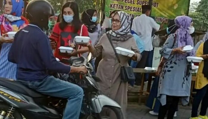 Pedagang Pinka Titik 1 Kali Ngrowo Tulungagung, Bagikan Ketupat ke Pengunjung