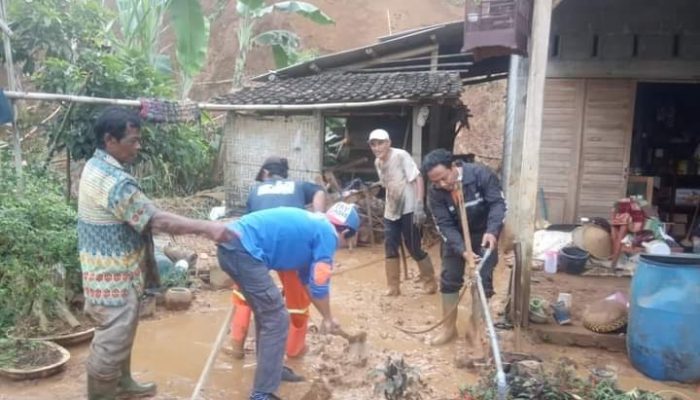 Gerak Cepat MDMC Tulungagung, Bantu Warga Korban Longsor di Pagerwojo