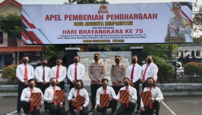 Kapolres Tulungagung Beri Penghargaan Kepada 12 Anggota Berprestasi