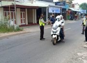 Polsek Kalidawir Tulungagung, Bagi – Bagi Masker Sembari Sosialisasi Edukasi Prokes