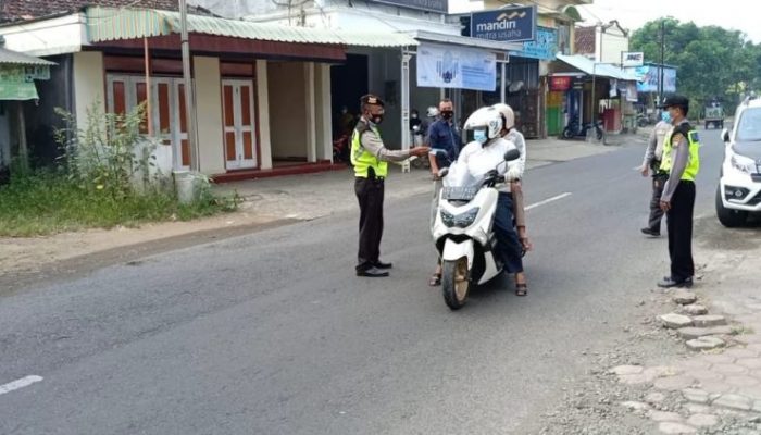 Polsek Kalidawir Tulungagung, Bagi – Bagi Masker Sembari Sosialisasi Edukasi Prokes