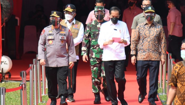 Presiden Jokowi Tinjau Vaksinasi Massal Jelang HUT Bhayangkara ke-75