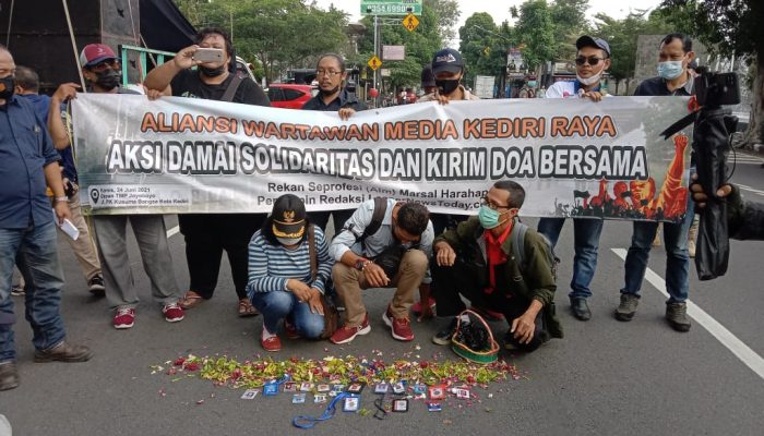 Aliansi Wartawan Kediri Raya Gelar Aksi Solidaritas Dan Doa Bersama Atas Tewasnya Marasalim Harahap