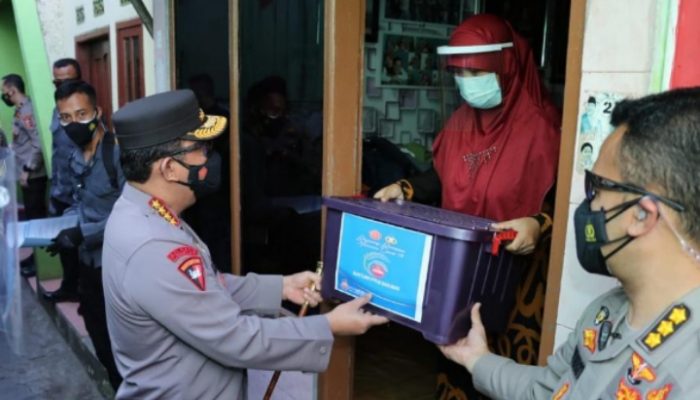 Kapolri Instruksikan Jajarannya Percepat Distribusi Bansos PPKM Darurat ke Warga