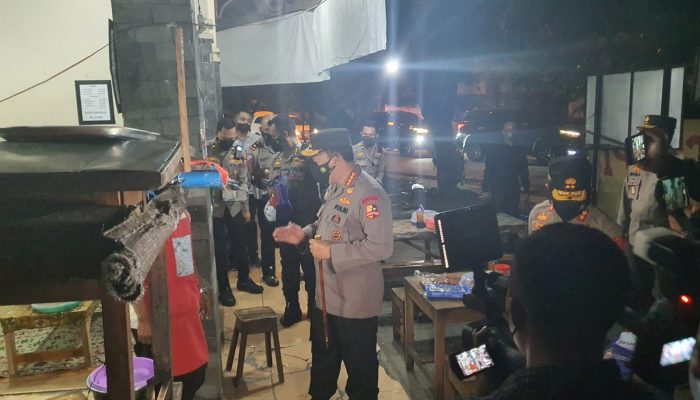 Malam-malam, Kapolri Blusukan di Solo Bagi-bagi Sembako ke Warga dan Pedagang Angkringan