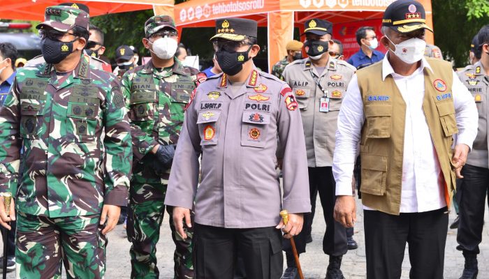 Panglima TNI dan Kapolri Sosialisasi Vaksin Keliling dan Serahkan Langsung Bansos ke Warga Jakarta