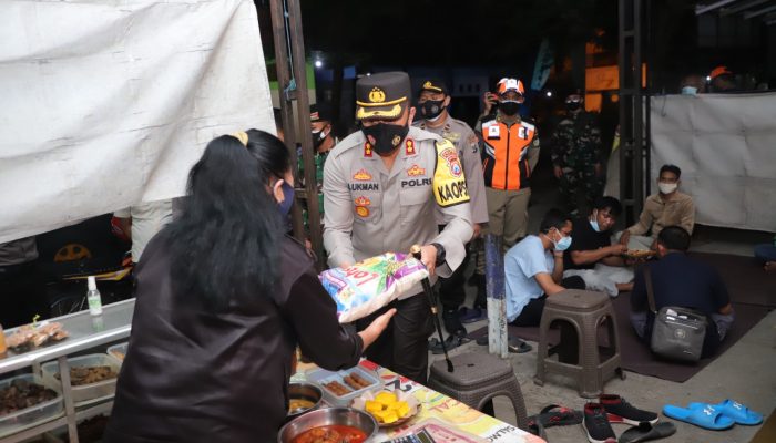 Terdampak PPKM Darurat, Kapolres Kediri Bagikan Ratusan Paket Sembako Kepada Masyarakat