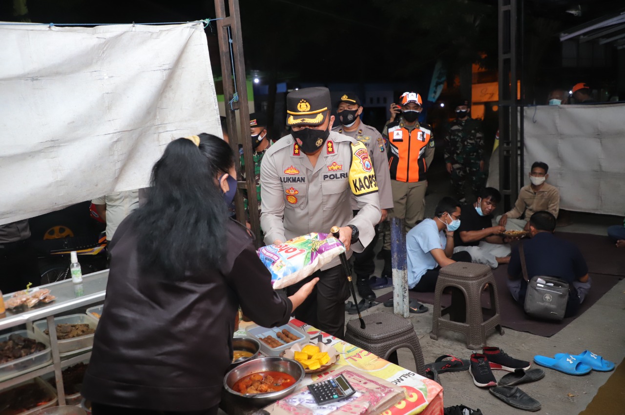 Terdampak Ppkm Darurat Kapolres Kediri Bagikan Ratusan Paket Sembako