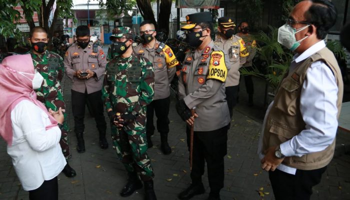 Pangdam dan Kapolda Jatim Cek Penanganan Pasien Covid di Kabupaten Gresik Kendarai Sepeda Motor