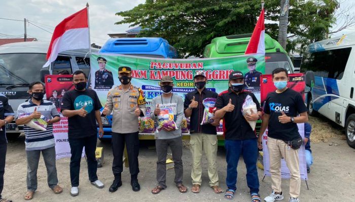 Bantu Masyarakat Terdampak PPKM Darurat, Kapolres Kediri Bagikan Ratusan Paket Sembako