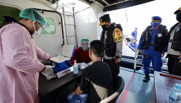 Kapolda Jatim Cek langsung Vaksinasi Merdeka di Atas Kapal