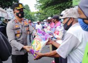 Jelang HUT RI Ke -76 di Tengah Pandemi, Polres Kediri Bagikan Ratusan Bendera Merah Putih dan Sembako