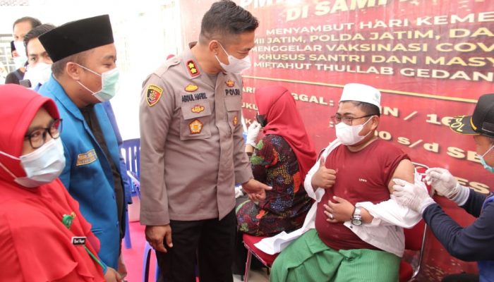 Vaksinasi Bonus Beras, Gebyar Vaksin PMII dan Polda Jatim di Pondok Pesantren Sampang – Madura