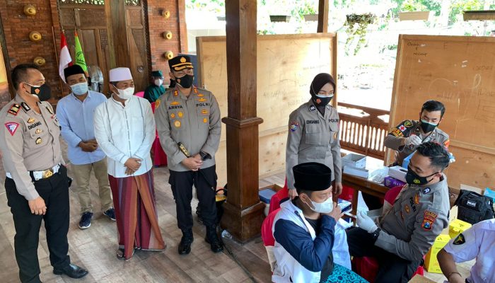 Sambut HUT Polwan ke 73, Polres Probolinggo Gelar Vaksinasi Untuk 2 Ribu Santri dan Warga di Lingkungan Pondok Pesantren Nurul Qodim