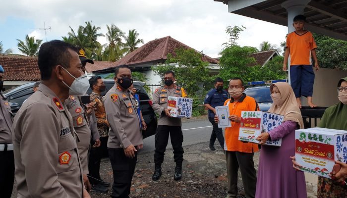 Jumat Berkah ; Kapolresta Banyuwangi dan PJU Bagikan Sembako dan Makanan Kepada Warga Terdampak Puting Beliung