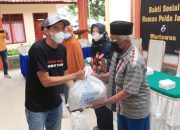 Ringankan Beban Warga Terdampak Pandemi, Bidhumas Polda Jatim Bagikan 1000 Paket Sembako Di Empat Daerah