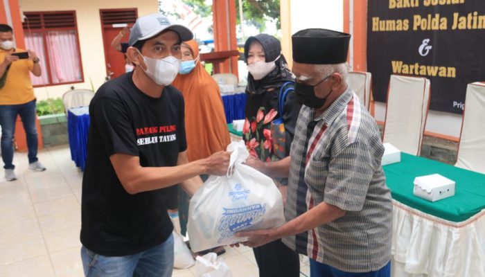 Ringankan Beban Warga Terdampak Pandemi, Bidhumas Polda Jatim Bagikan 1000 Paket Sembako Di Empat Daerah