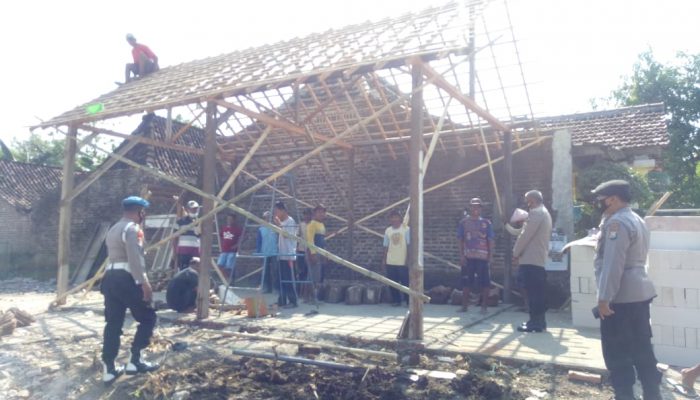 Peduli Terhadap Masyarakat, Polisi di Ponorogo Bantu Renovasi Rumah Warga