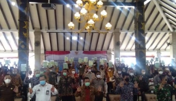 Presiden Serahkan 124 Ribu Sertifikat Redistribusi Tanah Objek Reforma Agraria