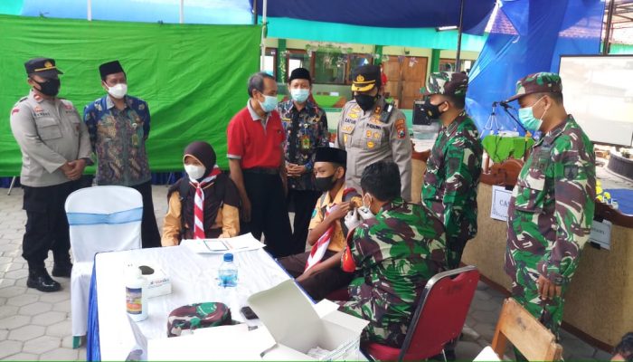 Kapolres Ponorogo Bersama Dandim Tinjau Serbuan Vaksinasi di MTsN 1 Jetis Ponorogo