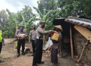 ASTUTI Berbagi di Tengah Pandemi, Satlantas Polres Bojonegoro Kembali Keliling Kampung Serahkan Sembako