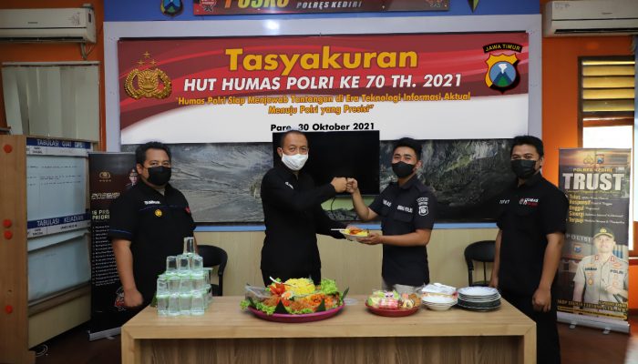 Hari Jadi Humas Polri ke 70 Tahun, Polres Kediri Gelar Potong Tumpeng Bersama Perwakilan Wartawan