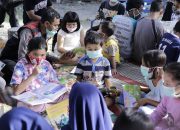 Bripka Sugeng Pendiri Taman bacaan bagi anak anak di Kelurahan Binaannya