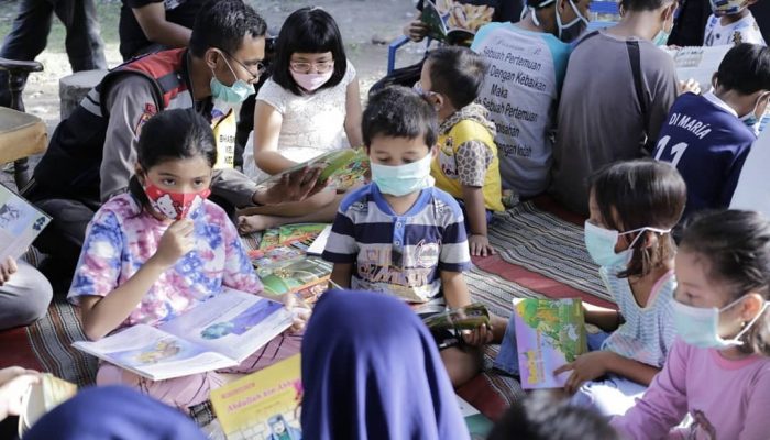 Bripka Sugeng Pendiri Taman bacaan bagi anak anak di Kelurahan Binaannya