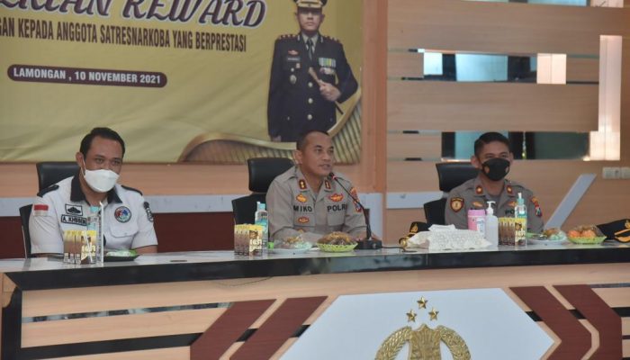 Kapolres Lamongan Berikan Reward Kepada Anggota Dan Masyarakat Yang Bantu Tugas Kepolisian