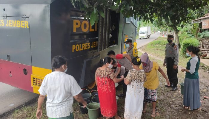 Water Canon Milik Polres Jember Diserbu Warga Terdampak Banjir Semboro