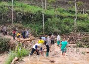 Tanggap Bencana, Kapolsek Slahung Bersama Anggota Bantu Masyarakat Di Lokasi Tanah Longsor