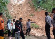 Jajaran Polsek Slahung Bantu Masyarakat Atasi Material Tanah Longsor