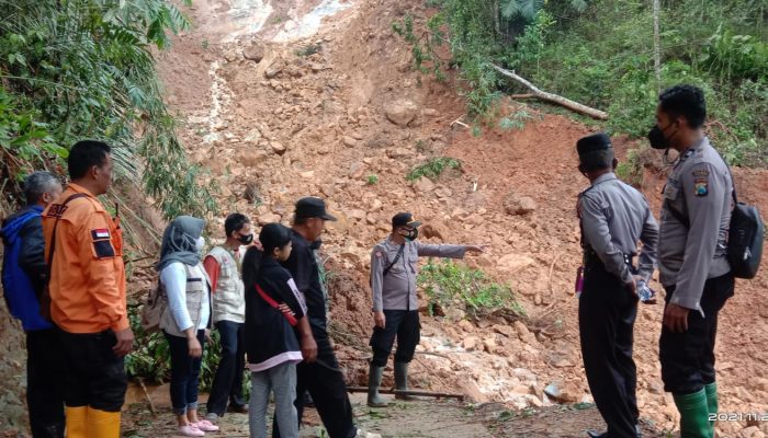 Jajaran Polsek Slahung Bantu Masyarakat Atasi Material Tanah Longsor