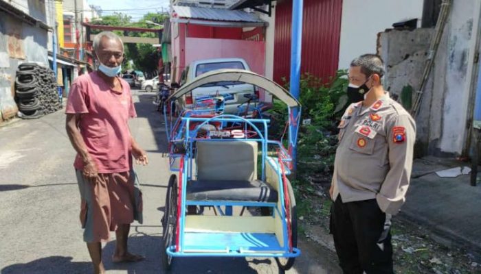 Aksi Kapolsek Mojoroto Polres Kediri Kota, Belikan Becak Baru Untuk Ponijan Yang Menjadi Korban Pencurian Becak