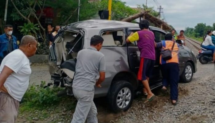 Laka Lantas Mobil Inova Tertabrak Kereta Api Kahuripan Di Perlintasan KA Plosokandang Tulungagung