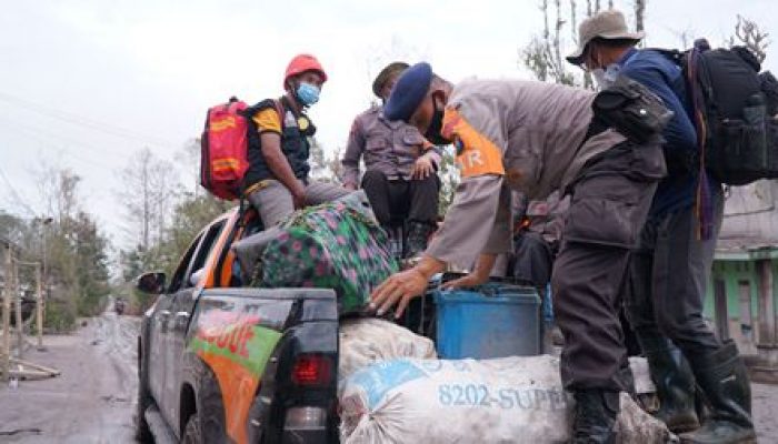 300 Personil Satbrimob Polda Jatim Merapat ke Erupsi Gunung Semeru