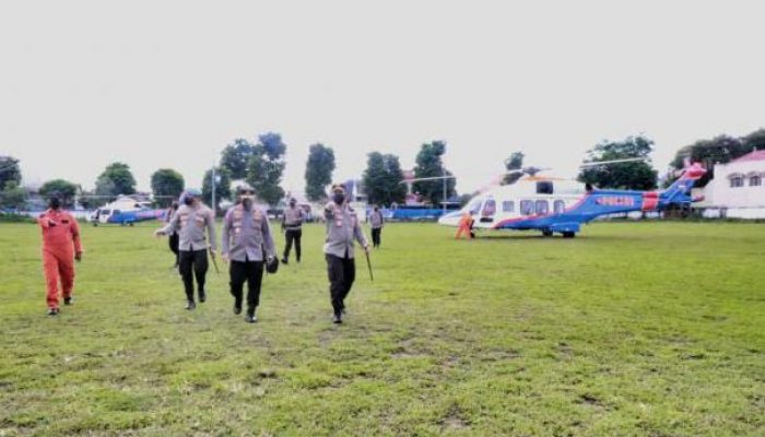 Naik Heli, Kapolri Cek Alur Lahar Erupsi Semeru dari Udara