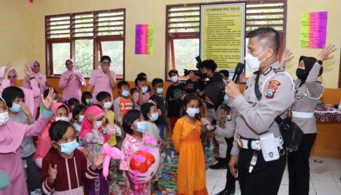 Trauma Healing Bhayangkari Cabang Malang Lakukan Pendampingan Psikososial Terhadap Korban Erupsi Gunung Semeru