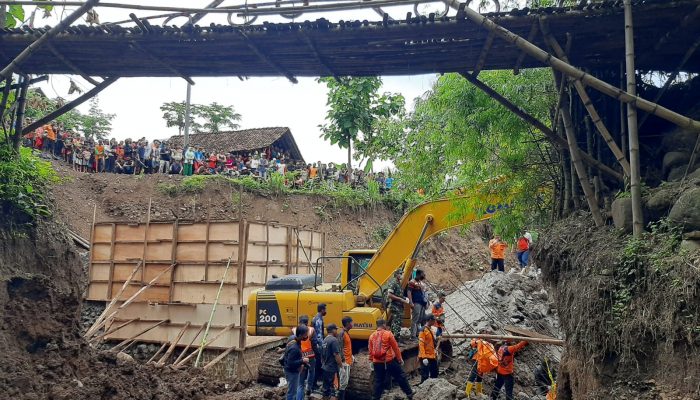 Proyek Pondasi Jembatan Ambrol, Dua Pekerja Tewas Tertimpa Material