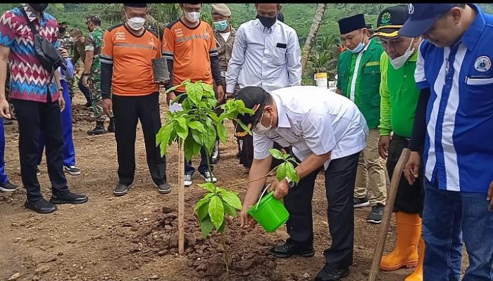 Reboisasi di Simpang Pantai Brumbun, HRC : Wujudkan Tulungagung Pro Iklim