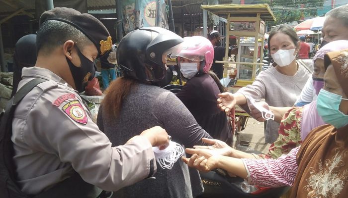 Polisi Ponorogo Peduli, Berbagi Masker Dan Edukasi Prokes Kepada Warga